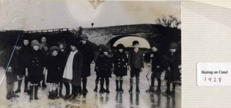 BOT189_052 DKI_2 15 Children on the ice on the Grantham Canal at Plungar