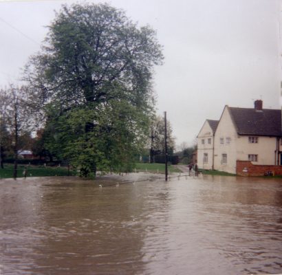 BOT189_062 DKI_2 27 Floods at Bottesford, Good Friday 1998