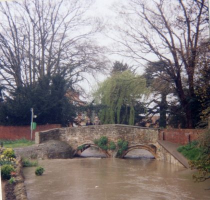 BOT189_063 DKI_2 28 Flooding at Fleming's Bridge, Good Friday 1998
