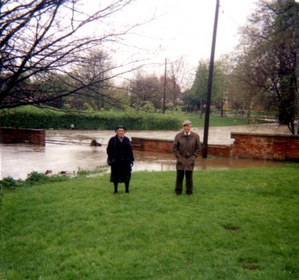 BOT189_065 DKI_2 30 Mr & Mrs Kirk by the flooded ford, Good Friday 1998