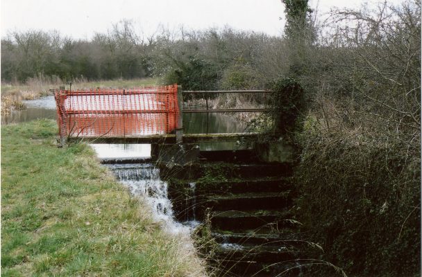 BOT196_007 MLA Canal Dammes cottage 33 The lock gate giving access to the old lock house 2