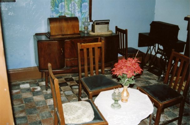 BOT196_021 MLA Interior Dammes cottage 20 In the dining room at the Lock House | Margaret Langton