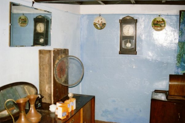 BOT196_022 MLA Interior Dammes cottage 23 Antique clocks in the dining room. | Margaret Langton