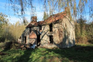Lock_House_On_The_Grantham_Canal,_Stenwith This picture is reproduced from Wikipedia. It was taken after the fire in 2017 when the cottage was badly damaged. Before this, it had been given Listed-Building Class II status, but had suffered vandalism and become delapidated. | Wikemedia commons, photograph by Steven Cobb