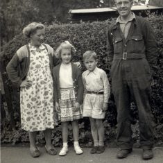 BOT177_054 Marston album2 15 'Gladys, Frank, Geoff and cousin Janet, at Bottesford, 1957.' | Janet Dammes